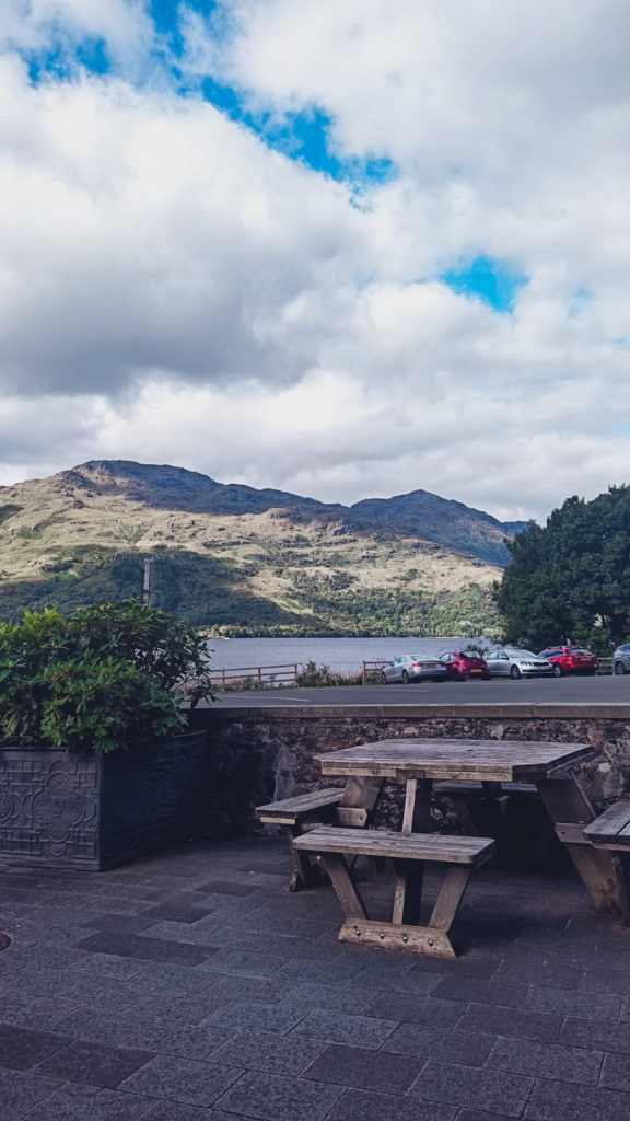 pohľad na posedenie pri hoteli v Inversnaid, Loch Lomond a kopce v pozadí