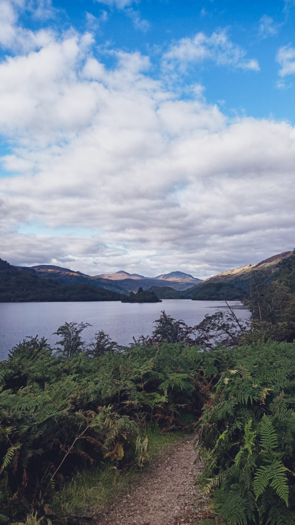 cestička pomedzi paprade, výhľad na Loch Lomond a kopce