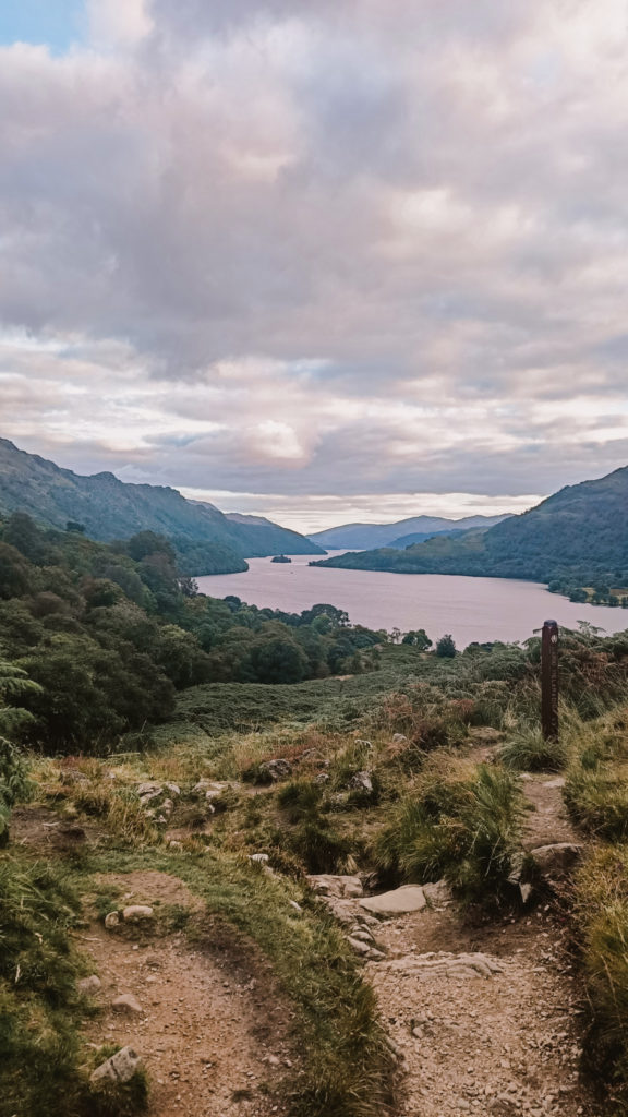 pohľad na cestičku, Loch Lomond a kopce